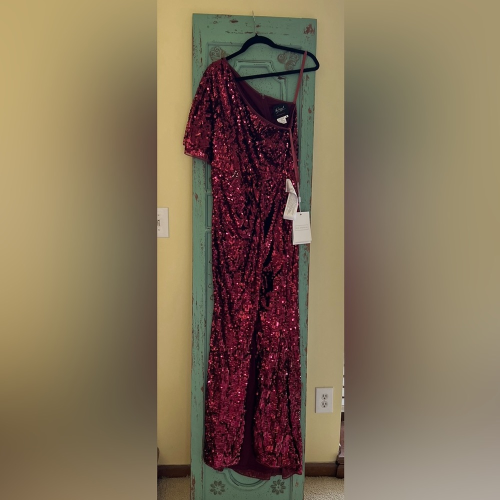 Old Hollywood-inspired sequin gown with a dramatic asymmetrical neckline size 8